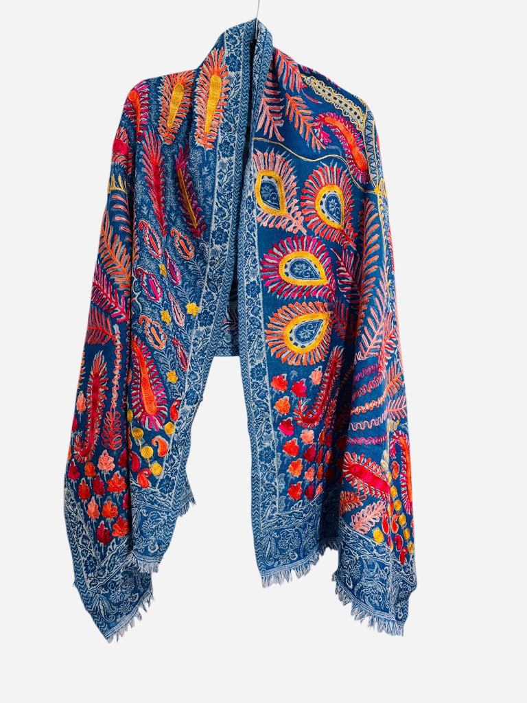 Echarpes en laine brodées