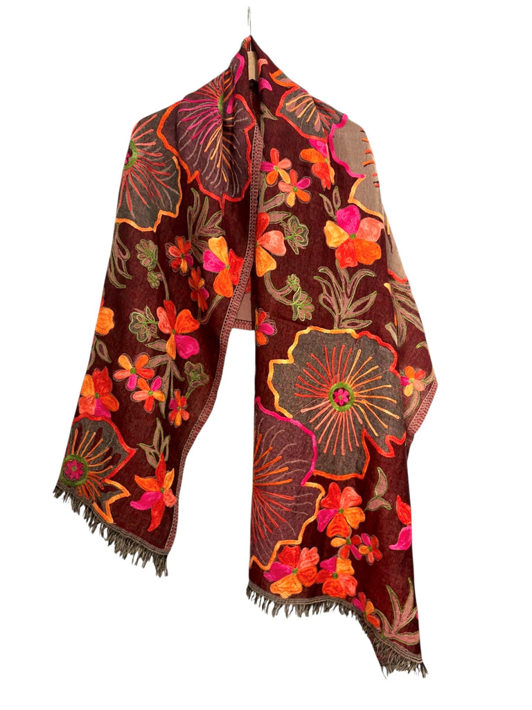 Echarpes en laine brodées