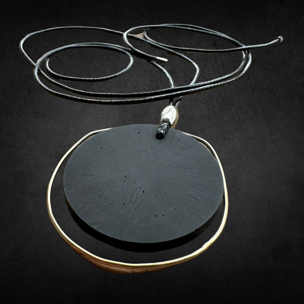 Pendentif en béton avec cercle argenté