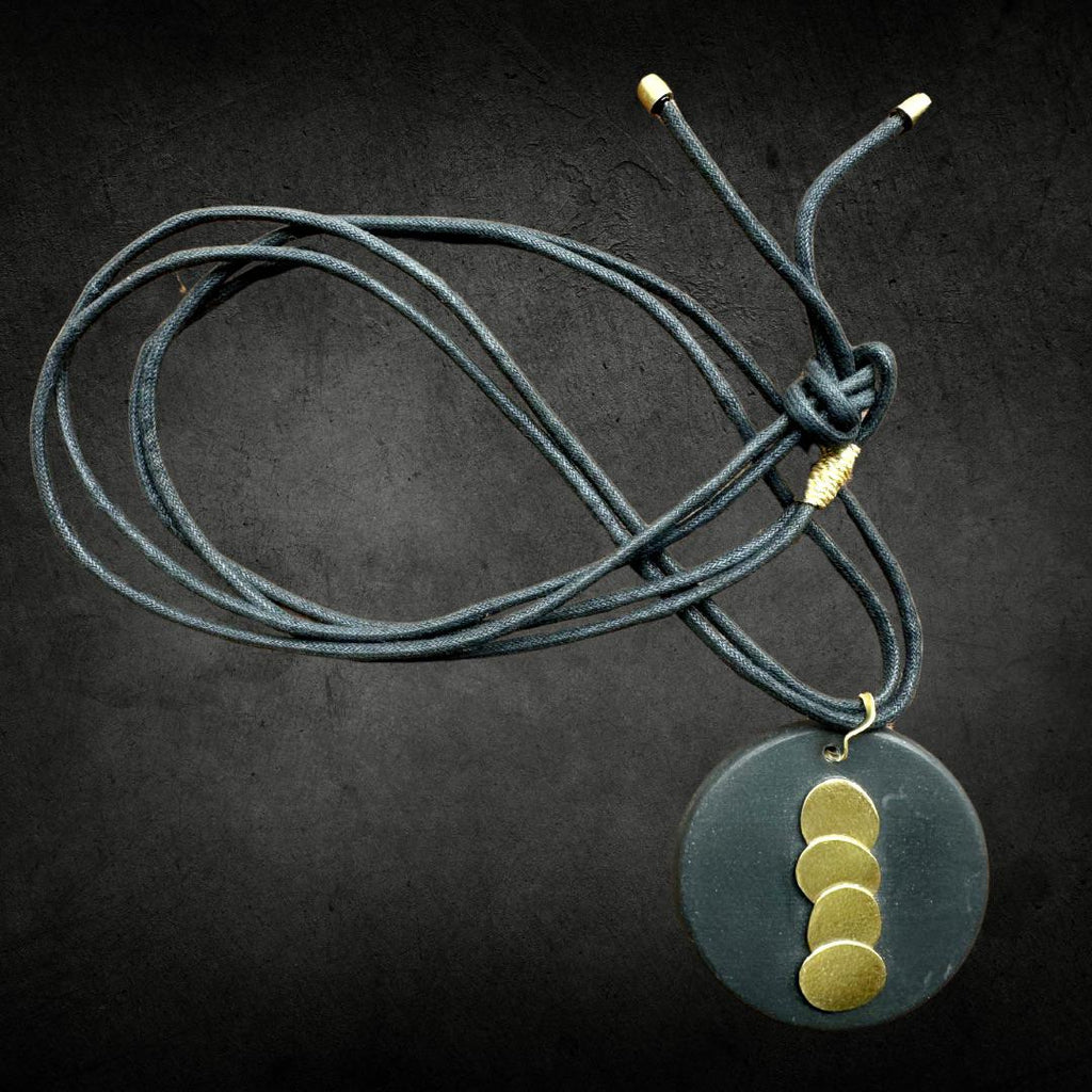 Pendentif en béton avec ronds dorées