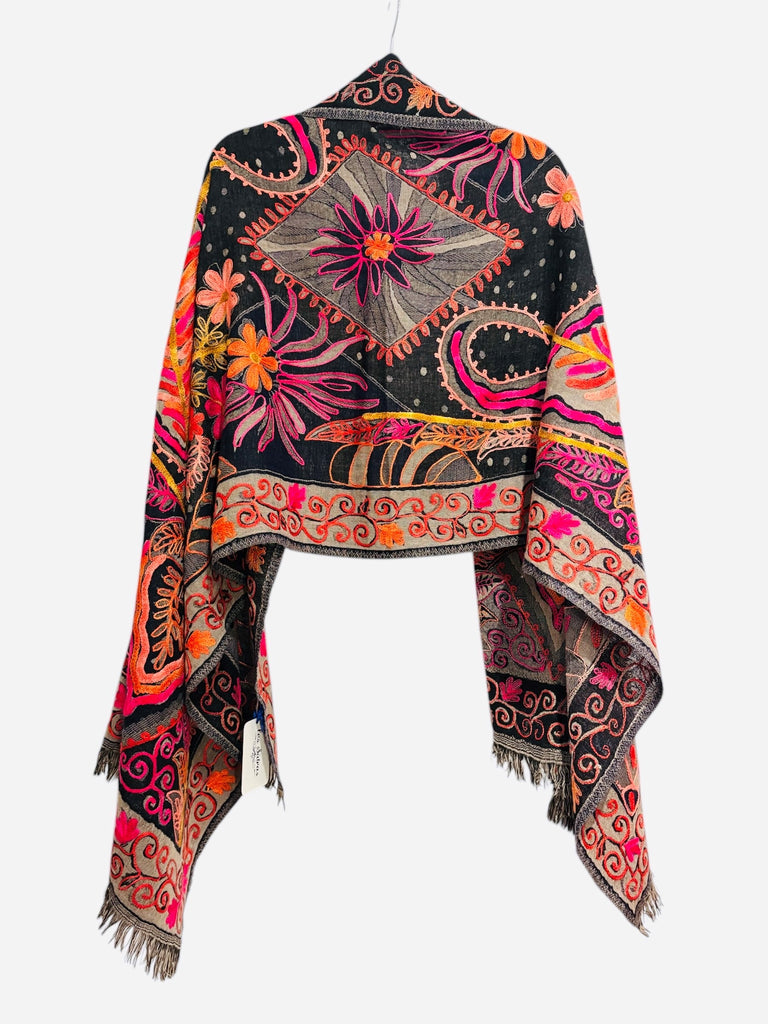 Echarpes en laine brodées