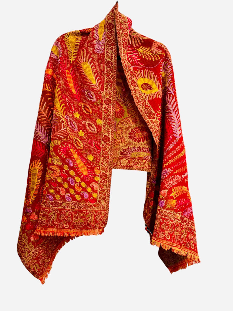 Echarpes en laine brodées