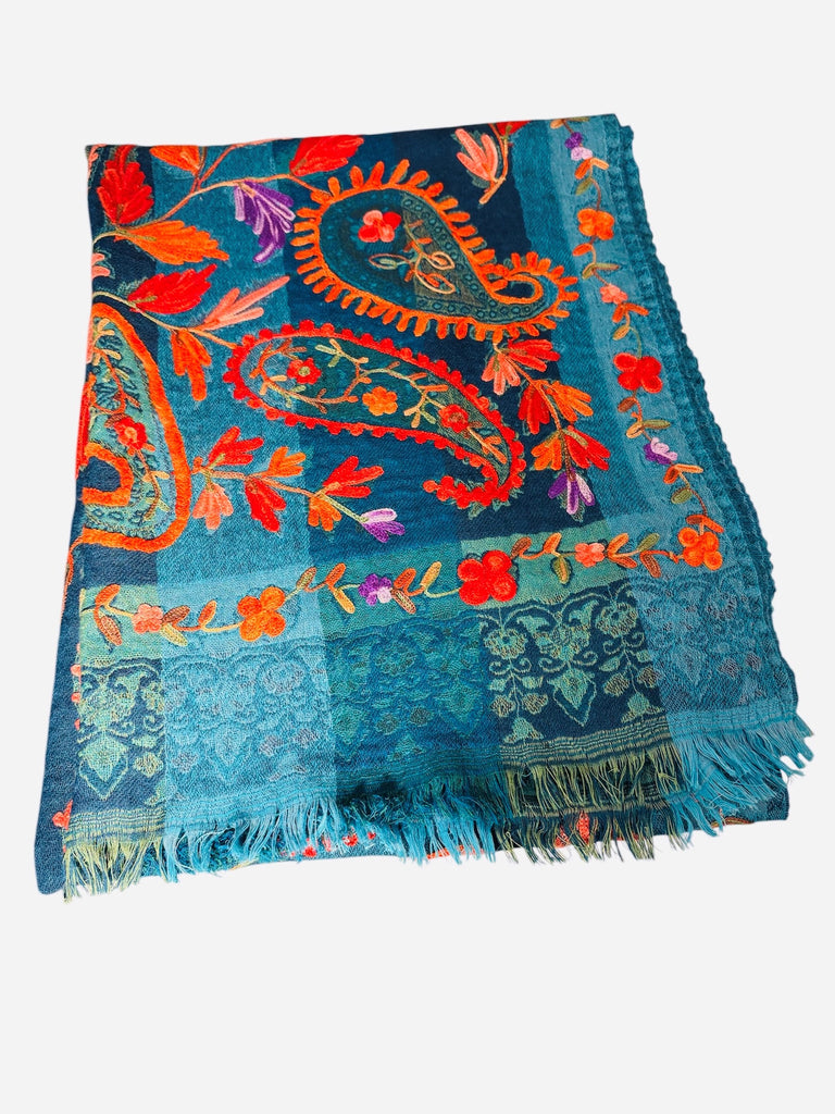 Echarpes en laine brodées